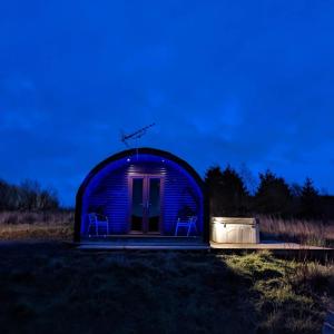 KeltyPond View Pod 3 With Private Hot Tub - Pet Friendly -Fife - Loch Leven - Lomond Hills的一个小圆顶房子,晚上有两把椅子