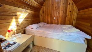 KerbenBirchy Island的小木屋内一间卧室,配有一张床