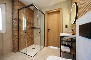 什切尔克EveRest Apartamenty Szczyrk的带淋浴和盥洗盆的浴室