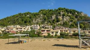 格利法达Corfu Glyfada Menigos Resort Home 72的山 ⁇ 海滩上的一群房子