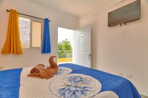 Pueblo BávaroSun Express Hotel的一间卧室配有一张带蓝色棉被的床