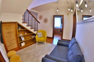 坎普自由鎮Apartamentos Francisco Martins的客厅配有蓝色的沙发和黄色的椅子