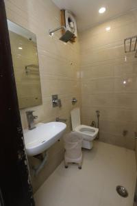 新德里Hotel Emporio Dx - New Delhi Railway Station - Paharganj的浴室配有白色水槽和卫生间。