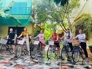 宁平Tam Coc Thai Duong Homestay的一群人站在自行车旁