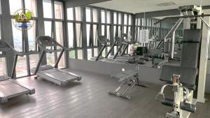 吉隆坡Revo-Pavilion-Bukit Jalil的健身房里有很多健身器材