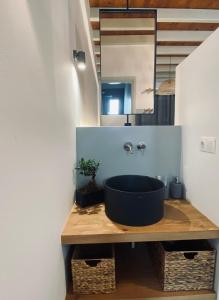 阿斯提帕莱亚镇Arhodiko Studios的浴室设有黑色水槽和镜子
