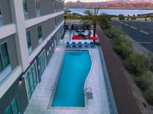哈瓦苏湖城Home2 Suites By Hilton Lake Havasu City的享有酒店上方的游泳池景致