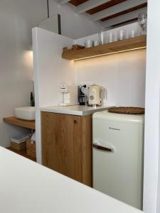 阿斯提帕莱亚镇Arhodiko Studios的厨房配有白色冰箱和水槽