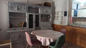 卡塔赫纳Paraíso Natural. Julieta的配有桌椅和橱柜的房间