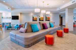 哈瓦苏湖城Home2 Suites By Hilton Lake Havasu City的大堂内一张带色彩缤纷枕头的沙发