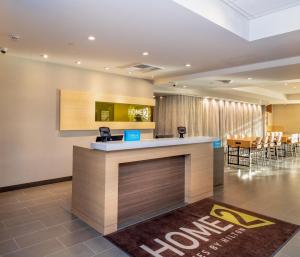哈瓦苏湖城Home2 Suites By Hilton Lake Havasu City的大堂,带等候区的酒店