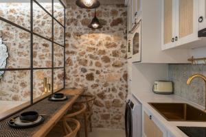 干尼亚il Campanile Luxury Living的一间带木桌和水槽的小厨房