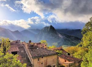 卡斯特拉讷Un cadre magnifique, au cœur du Verdon的享有带城镇和建筑的山景