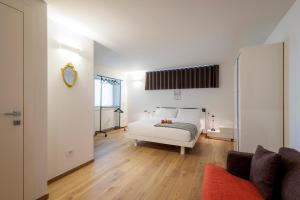 松德里奥REVO Apartaments - Gualzi63 the Best View的卧室配有白色的床和镜子