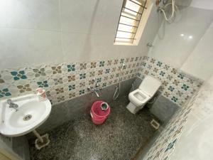 班加罗尔Shree 269的一间带水槽和卫生间的浴室