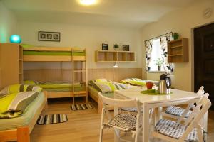 普日博尔乌比苏克罗沃尔内公寓的客房设有双层床和桌椅。