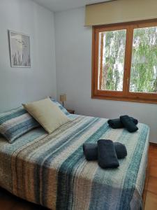 卡莱利亚德帕拉弗鲁赫尔Apartamento con piscina L' Áncora的一间卧室配有一张带两个枕头的床