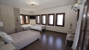 费索斯Villa Faihs的一间卧室配有床、水槽和窗户