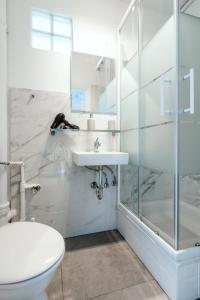 霍尔斯泰因地区诺伊斯塔特Geräumige 2-Zimmer-Wohnung的带淋浴、卫生间和盥洗盆的浴室