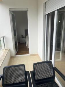 布德瓦Seaview Apartment Jana的两把黑色椅子坐在阳台,卧室