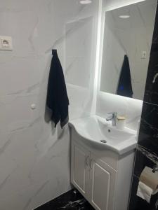 布德瓦Seaview Apartment Jana的白色的浴室设有水槽和镜子