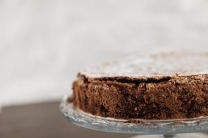 格拉斯托斯亿瑟精品住宿酒店的一块巧克力蛋糕,放在玻璃盘子上