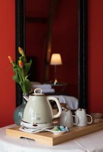 斯洛滕Bed&Breakfast Stedswal的镜子前的木制托盘上的茶具