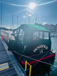 利物浦Lovely 2-Bedroom Barge Brunswick Dock Liverpool!的船停靠在水面上的码头