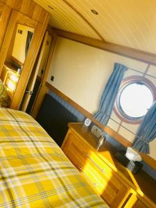 利物浦Lovely 2-Bedroom Barge Brunswick Dock Liverpool!的一间卧室设有一张床和一个窗口