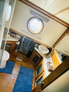 利物浦Lovely 2-Bedroom Barge Brunswick Dock Liverpool!的享有带卫生间的浴室和窗户的上方景致