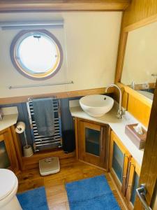 利物浦Lovely 2-Bedroom Barge Brunswick Dock Liverpool!的一间带水槽和镜子的小浴室