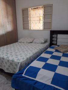 皮拉西卡巴Chacara Oliva的一间卧室设有两张床和窗户。