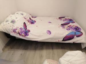 埃尔布隆格Apartament Mielczarskiego的一张床上的鲜花盛开的睡床