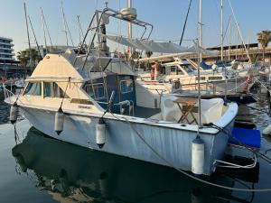巴塞罗那!!Boat with AC in Port Forum 2 Bikes Included!!的一艘白船停靠在水中