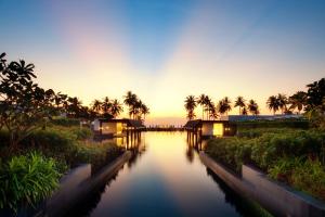 蔻立JW Marriott Khao Lak Resort Suites的日落时分棕榈树河流美景