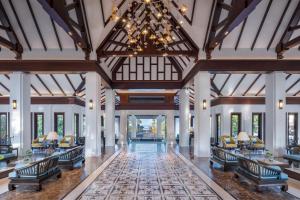 蔻立JW Marriott Khao Lak Resort Suites的享有带大型天花板的大堂的内部景致。