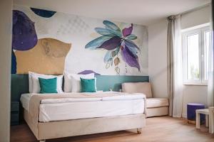 波尔Villa Ardura - island holiday residence **** Bol. Island Brač的一间卧室配有一张壁画床