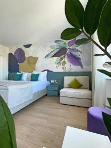 波尔Villa Ardura - island holiday residence **** Bol. Island Brač的一间卧室配有一张床和一张沙发