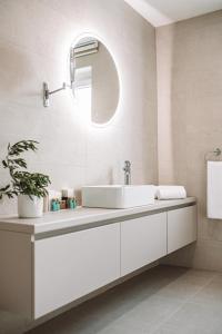 波尔Villa Ardura - island holiday residence **** Bol. Island Brač的浴室设有白色水槽和镜子