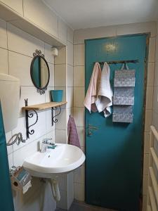 拉多维奇19th century stone house on the seashore的浴室设有蓝色门和水槽