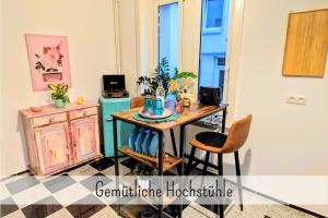 于尔岑Uhlpartment - Romantisches Apartment im Zentrum的配有桌椅的房间