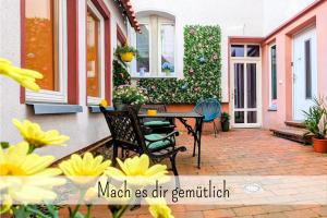 于尔岑Uhlpartment - Romantisches Apartment im Zentrum的庭院配有桌椅和鲜花