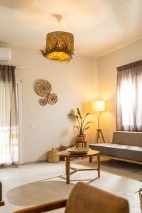斯基亚索斯镇Dohos Skiathos Suites的客厅配有沙发和桌子