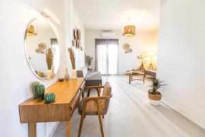 斯基亚索斯镇Dohos Skiathos Suites的客厅配有桌子和镜子