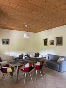 阿莫利亚尼岛Villa Alexandros的客厅配有桌子和沙发