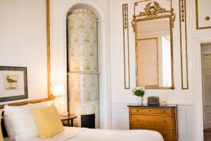 MauritsbergMauritzbergs Slott & Golf的一间卧室配有一张床和镜子