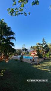 圣代佩德罗Quintal das Estrelas的一个带游泳池和棕榈树的度假村