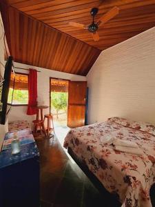 圣代佩德罗Quintal das Estrelas的一间卧室配有一张床和吊扇