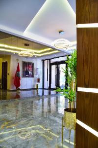 丹吉尔MIRANDA HOTEL - Tanger的一座种植盆栽植物的建筑的大厅