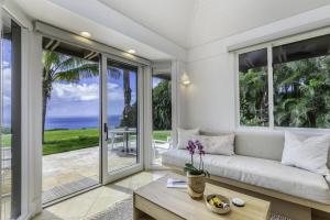 KilaueaHale Nanea home的带沙发的客厅,享有海景